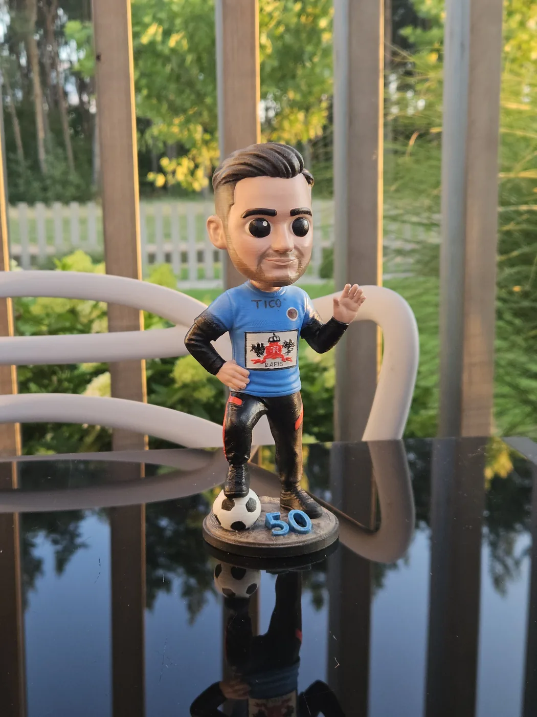 Figurka piłkarza w klubowej koszulce, na 50. urodziny - druk 3D, ujęcie 1
