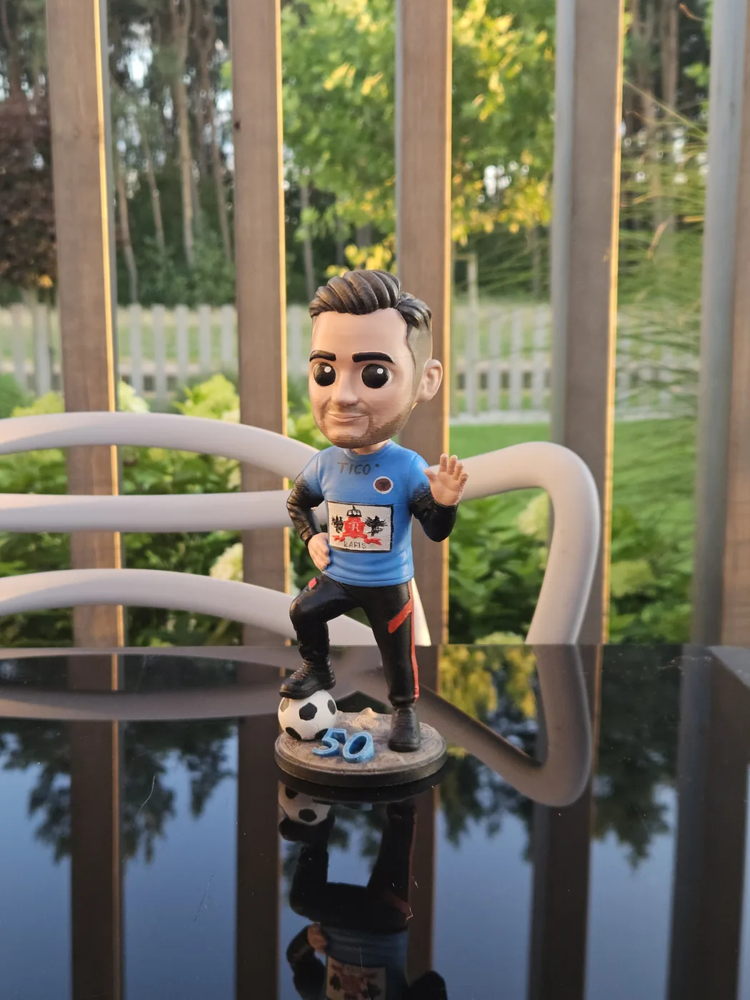 Figurka piłkarza w klubowej koszulce, na 50. urodziny - druk 3D, ujęcie 2