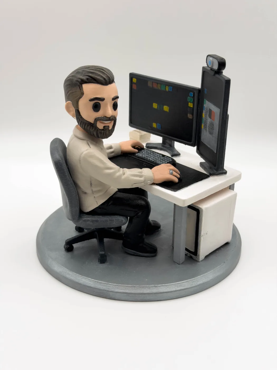Figurka kolegi z pracy przy biurku z dwoma monitorami - druk 3D