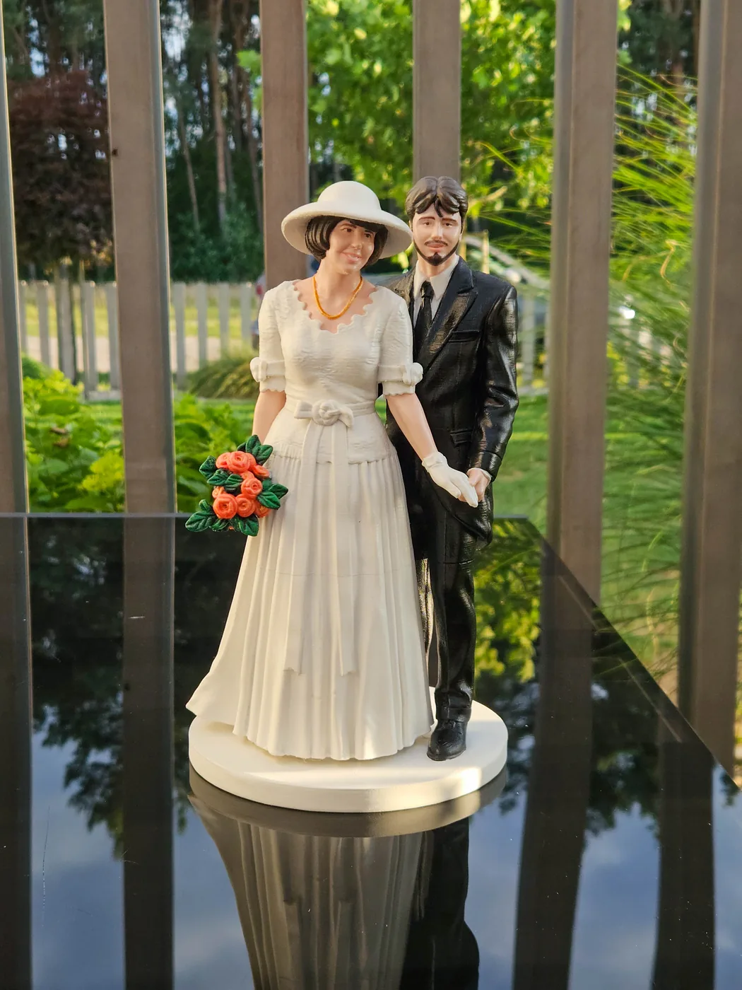 Realistyczna figurka pary na 40. rocznicę ślubu: kobieta w białej sukni z bukietem i mężczyzna w garniturze - druk 3D