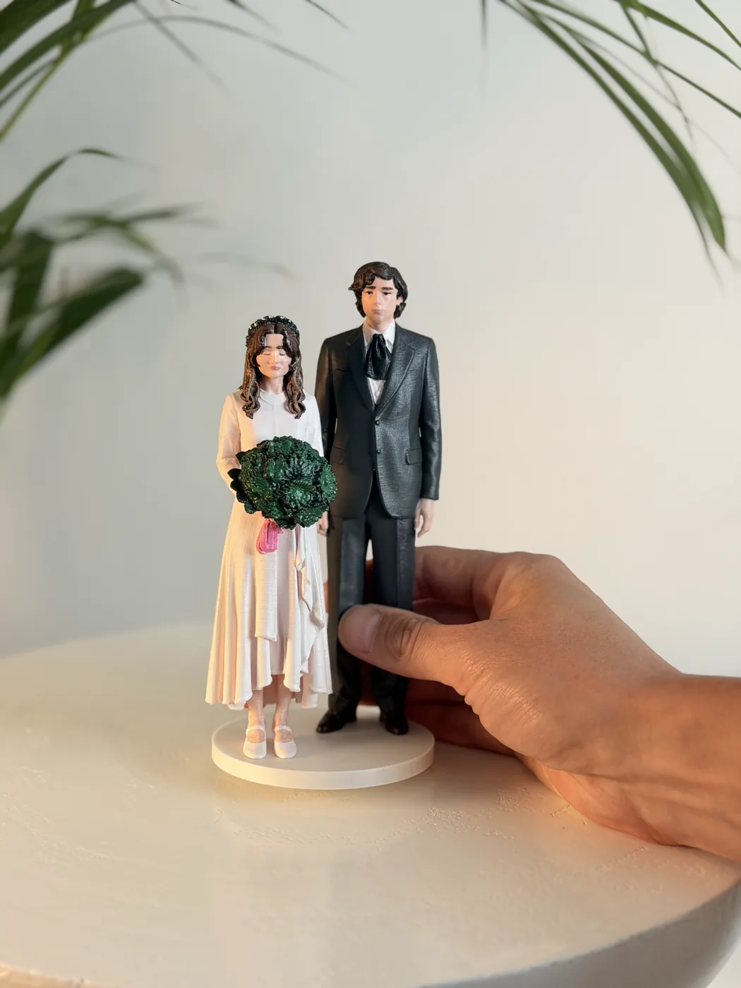 Figurka pary młodej na tort weselny z dłonią obok, dla porównania wielkości - druk 3D