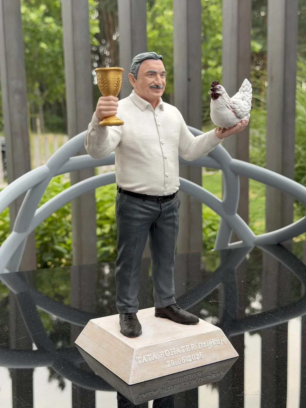 Realistyczna figurka taty ze złotym pucharem i białą kurą, z grawerem na podstawie - druk 3D