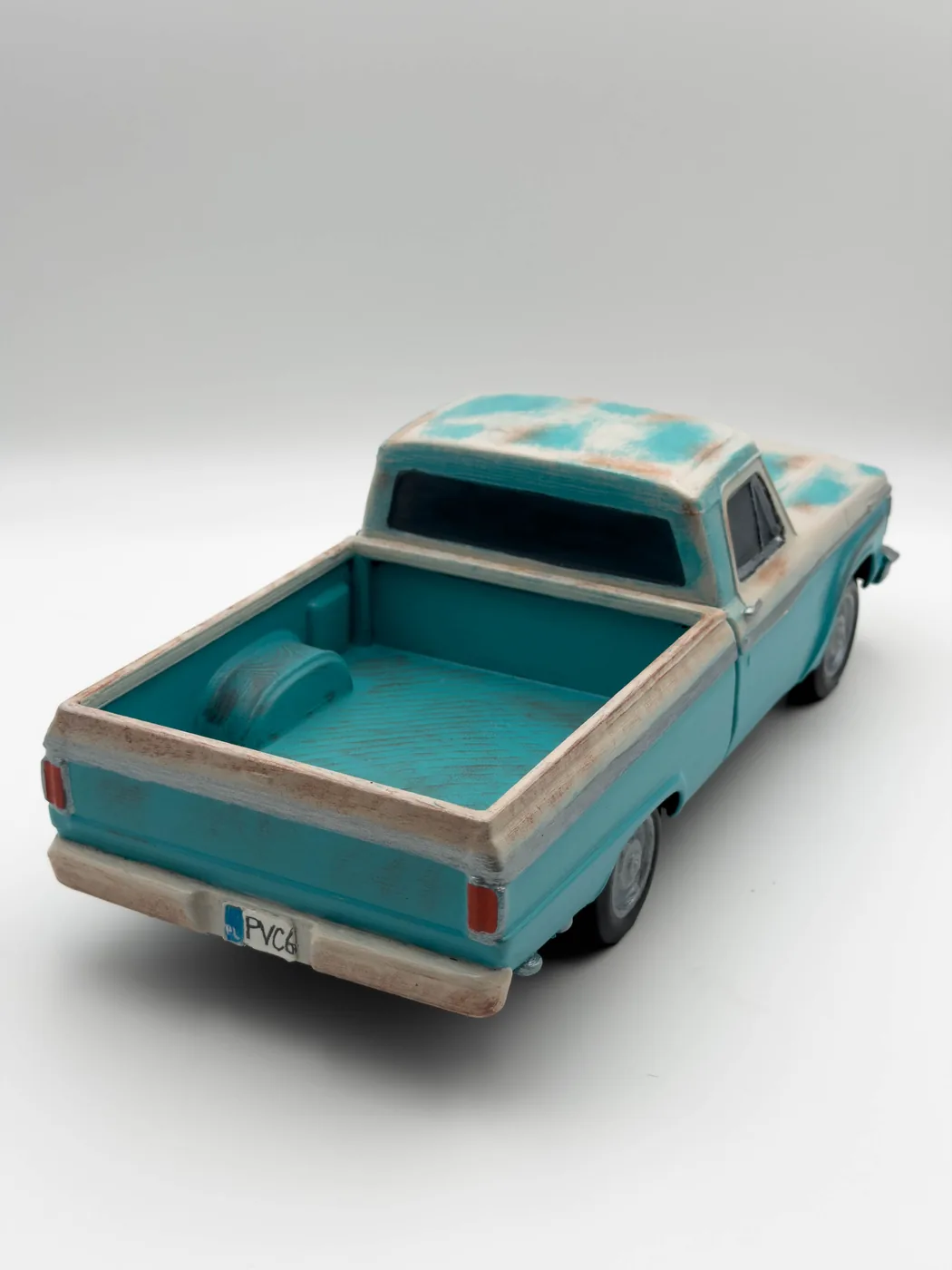 Miniaturowy model zabytkowego pickupa - druk 3D, widok z boku