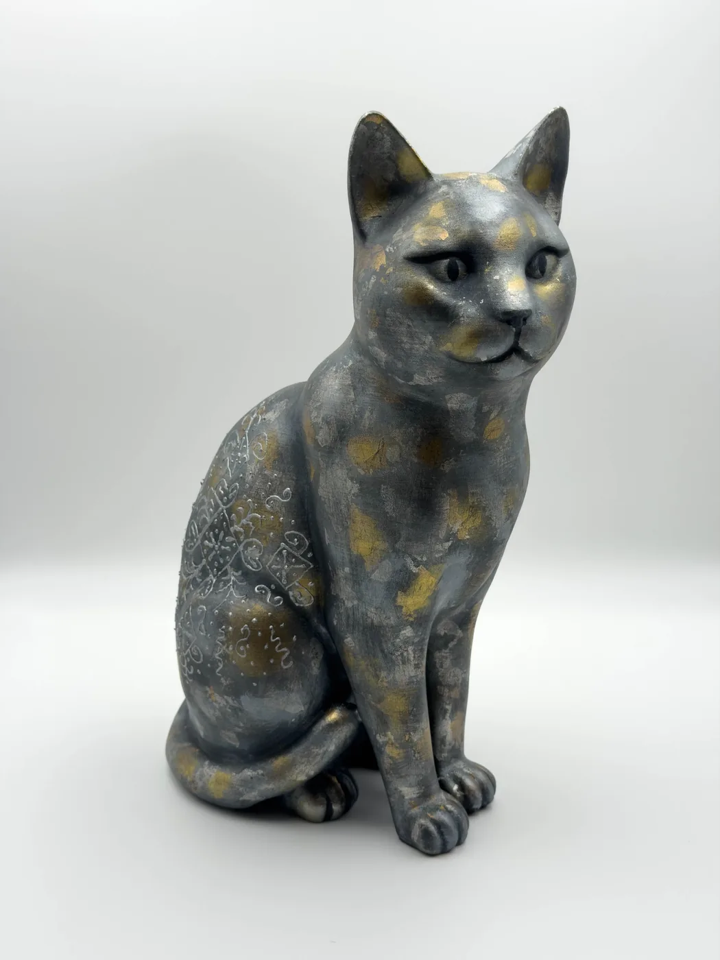 Nowoczesna figurka kota na taras, wykończenie metaliczne - druk 3D