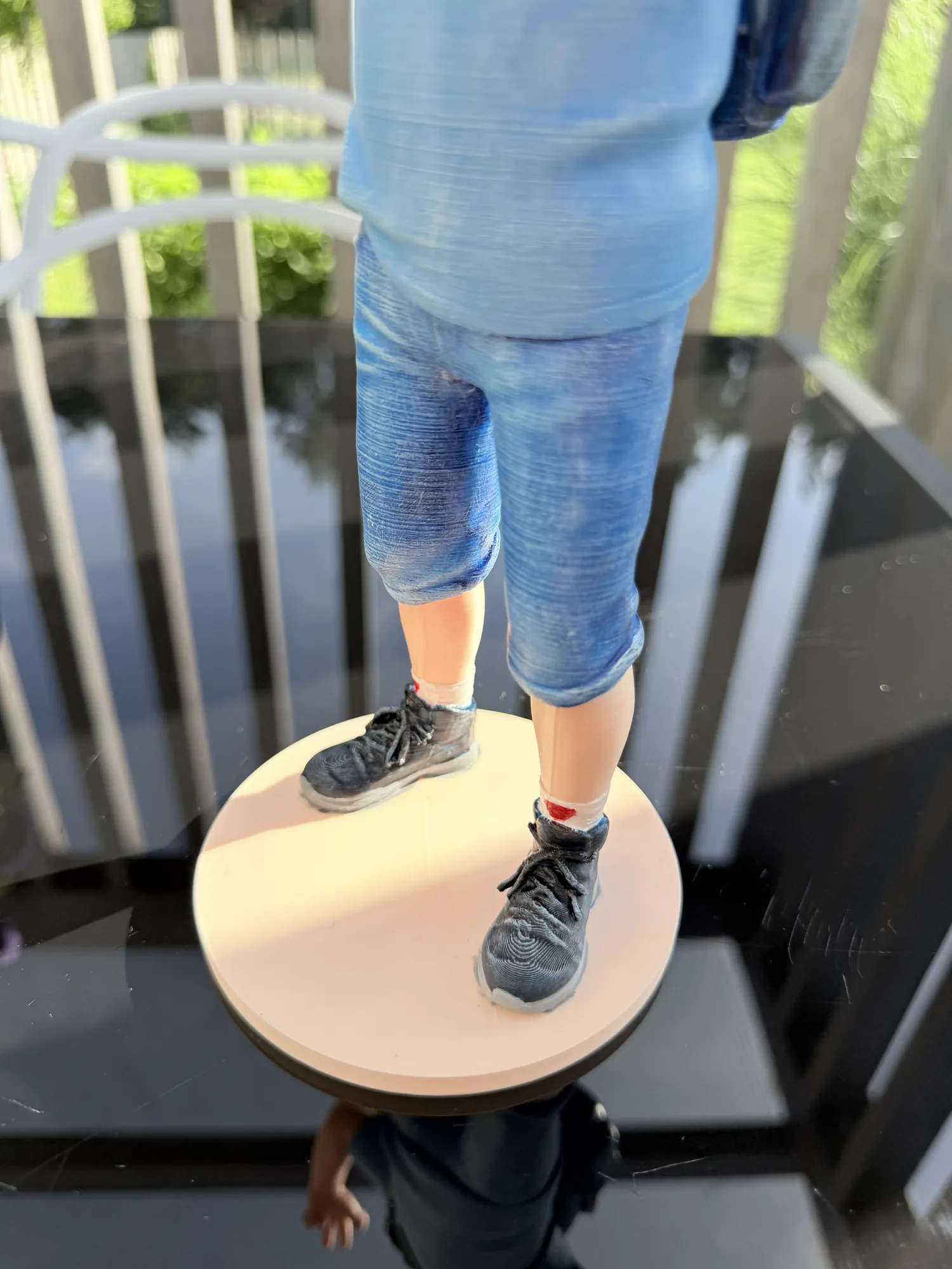Figurka turysty 3D - detal ręcznego malowania akrylem